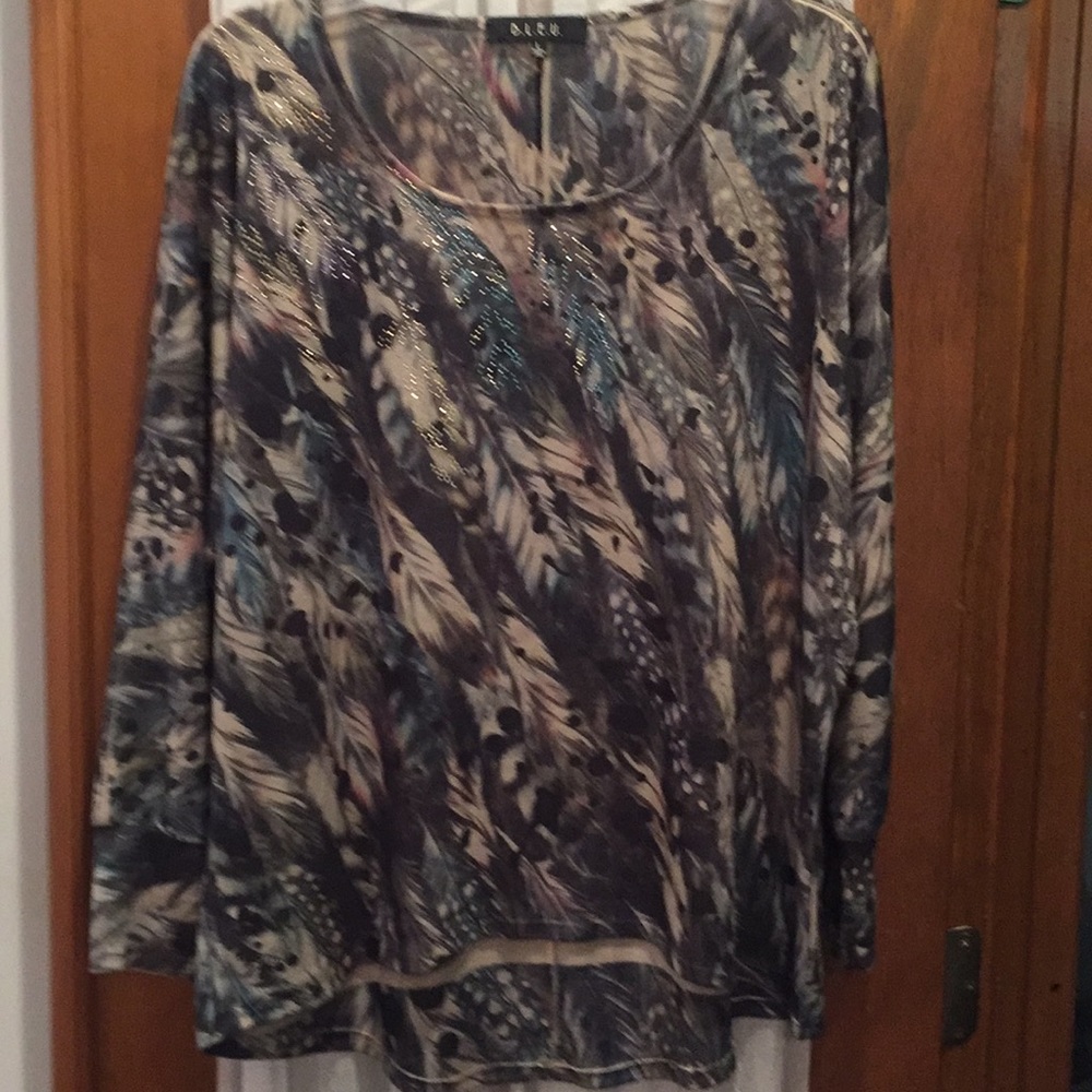 Long sleeve feather pattern casual top
